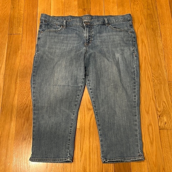 Old navy the flirt regular stretch  mid-rise capris jeans size 18. - Picture 1 of 7